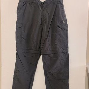 Craghoppers Outdoor Hiking/Cargo Pants w/Insect shield. Zipper release to shorts